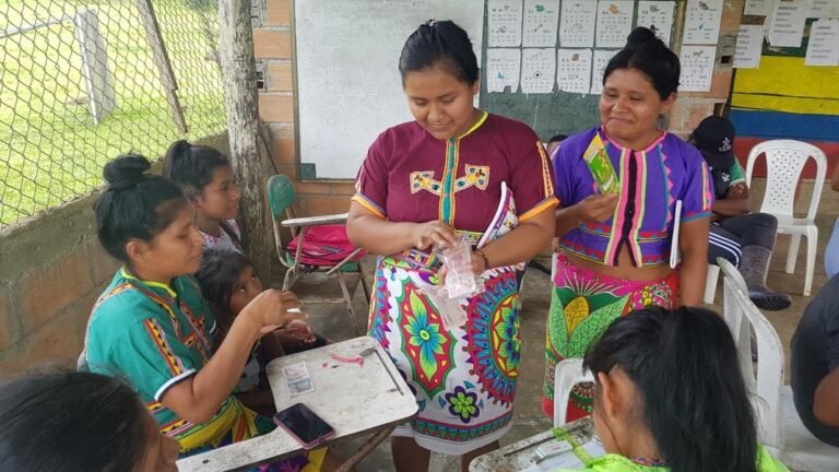 Sandra Domicó (center) leading a community meeting.