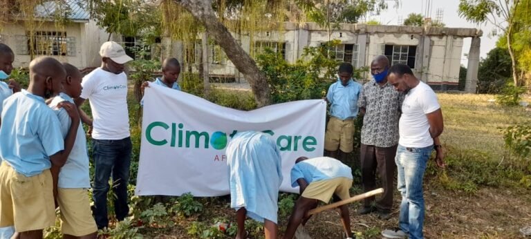 This is how it is done_Students planting a tree together