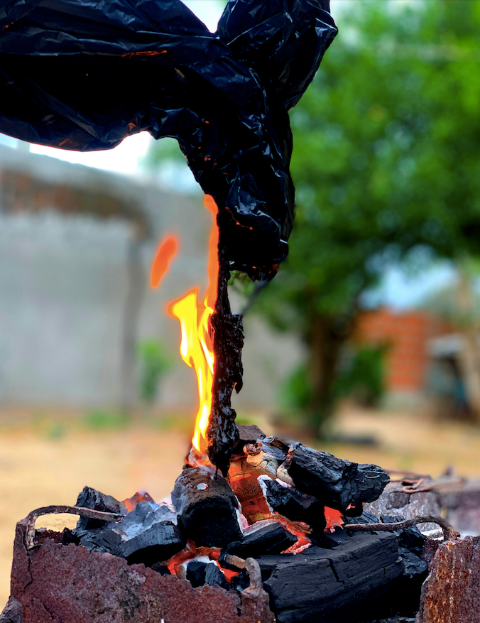 Xitiku illustrates the use of the discarded plastic bag, for preparing the fire used to cook food. This practice pollutes the air and can generate climate change. But it can also cause skin problems and respiratory problems for people.   The photo was taken in September 2021, in Manhiça district, Maputo province, Mozambique