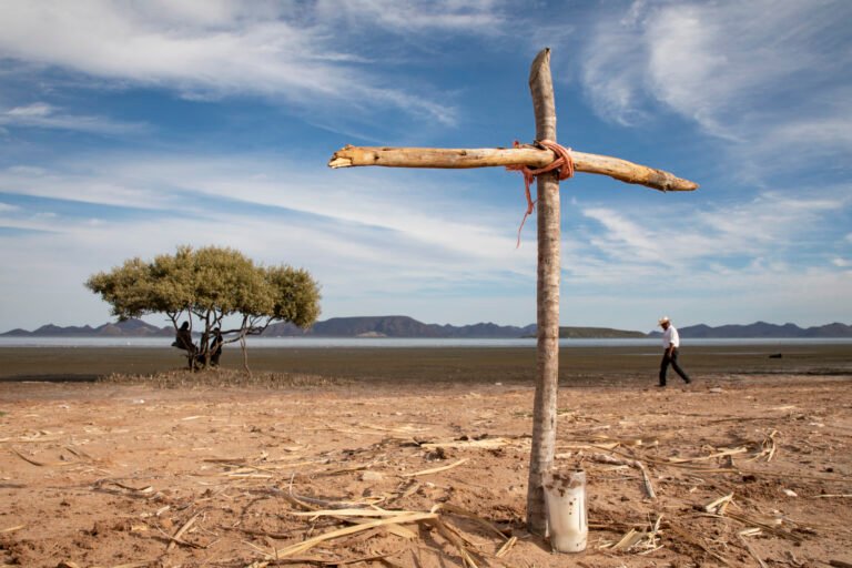 The "Not Here" movement against the ammonia plant maintains that "the current filling of more than 26 hectares has already caused alterations in the lagoon's currents and a large amount of materials incorporated into the water have affected its quality.