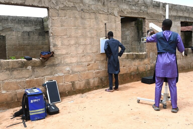 KNCV Nigeria DLB Associate working with the portable digital Xray.