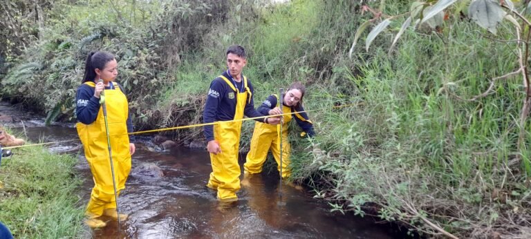 Students from the CYCC participate in a hands-on class to learn about watershed management. With the support of Aguas y Aguas de Pereira, a CYCC partner organization, the youth learned how to measure water parameters by measuring flow velocity (number of liters of water passing through during one second), flow width, and flow depth.