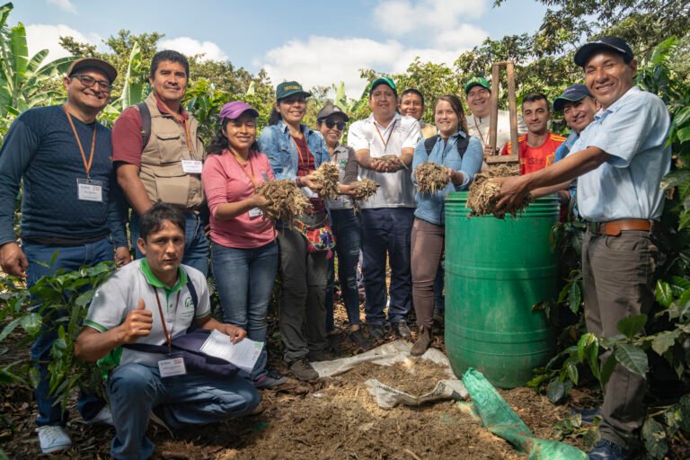 Local cooperatives from Mexico, Guatemala, Paraguay and Peru participate in a peer exchange to learn about organic fertilizer production.