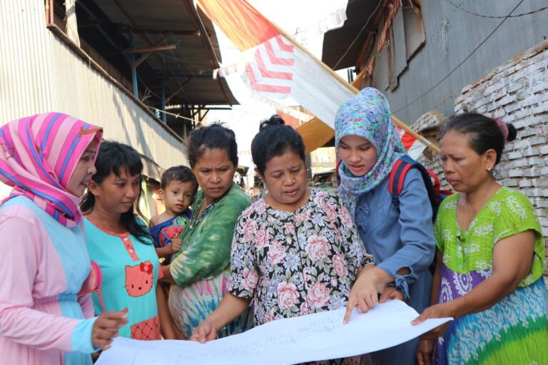 The residents of Lette urban village in Makassar city participating in the neighborhood tracking activity as part of the participatory assessment and triggering activities facilitated by USAID IUWASH PLUS.
